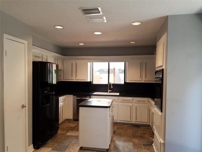 Building Photo - 8025 W Oakwood Ct