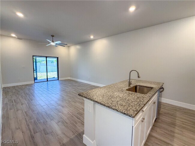 Foto del edificio - 3716 SW 16th Pl