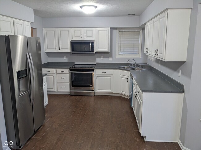 Foto del edificio - 7617 Willow Ridge