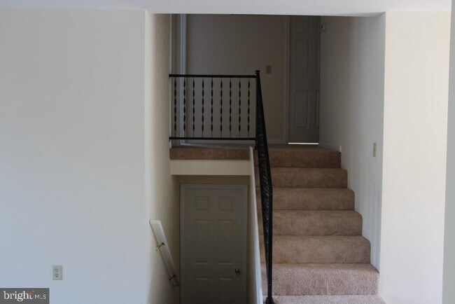 Foto del edificio - 8651 Chester Ct