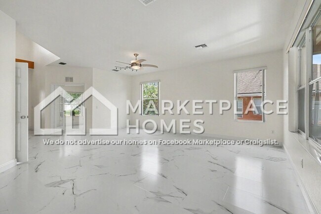 Building Photo - 4014 SW 51st Ct