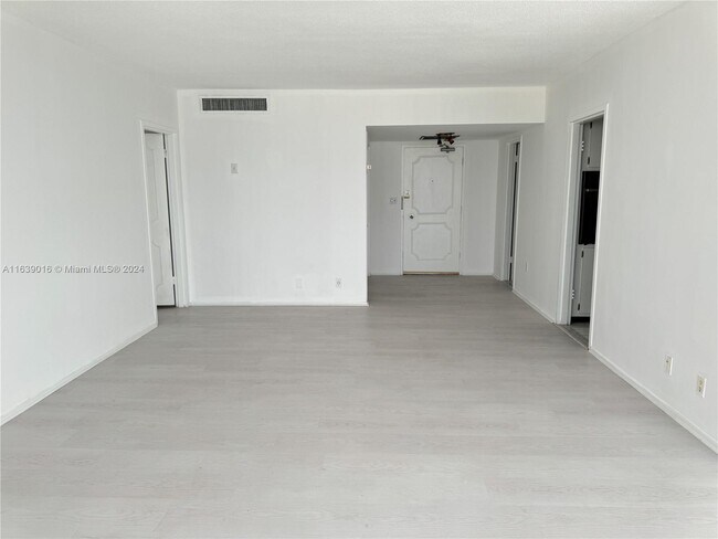 Foto del edificio - 900 Bay Dr