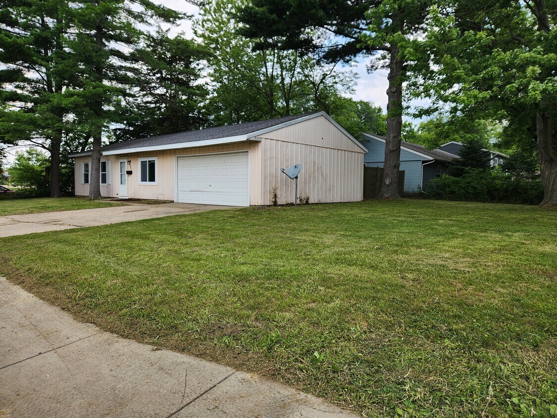 Primary Photo - 2402 E Washington St