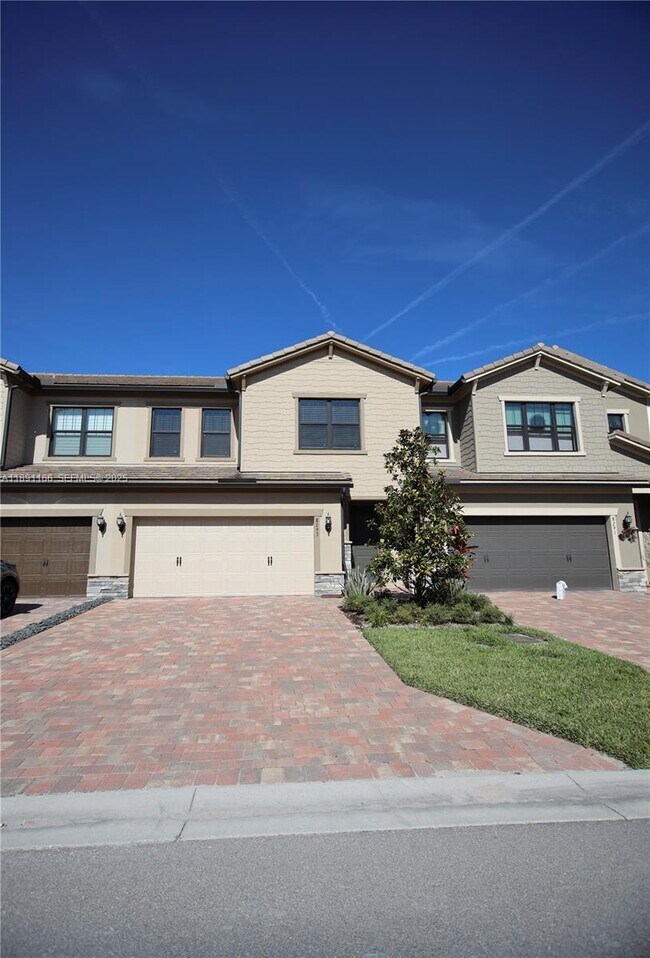 Foto del edificio - 8293 Cadre Noir Rd