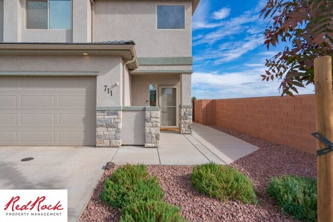 Building Photo - Beautiful townhome in desirable neighborho...