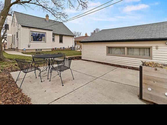 Building Photo - 2604 S 62nd St