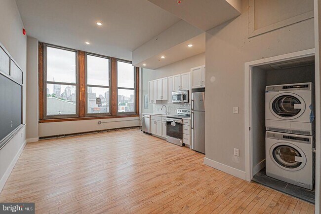 Building Photo - 1300 S 19th St