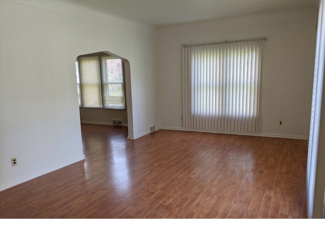 Building Photo - 35759 Glenwood Rd