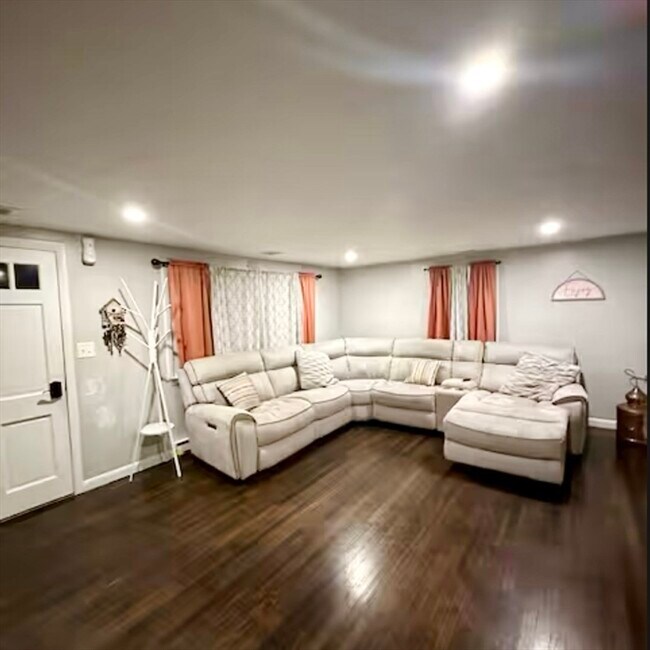 Foto del edificio - 29 Fresh Pond Cir