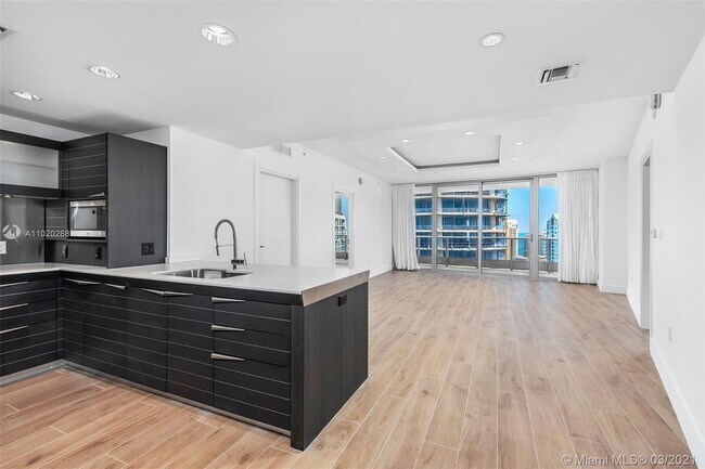 Building Photo - 200 Biscayne Blvd Way