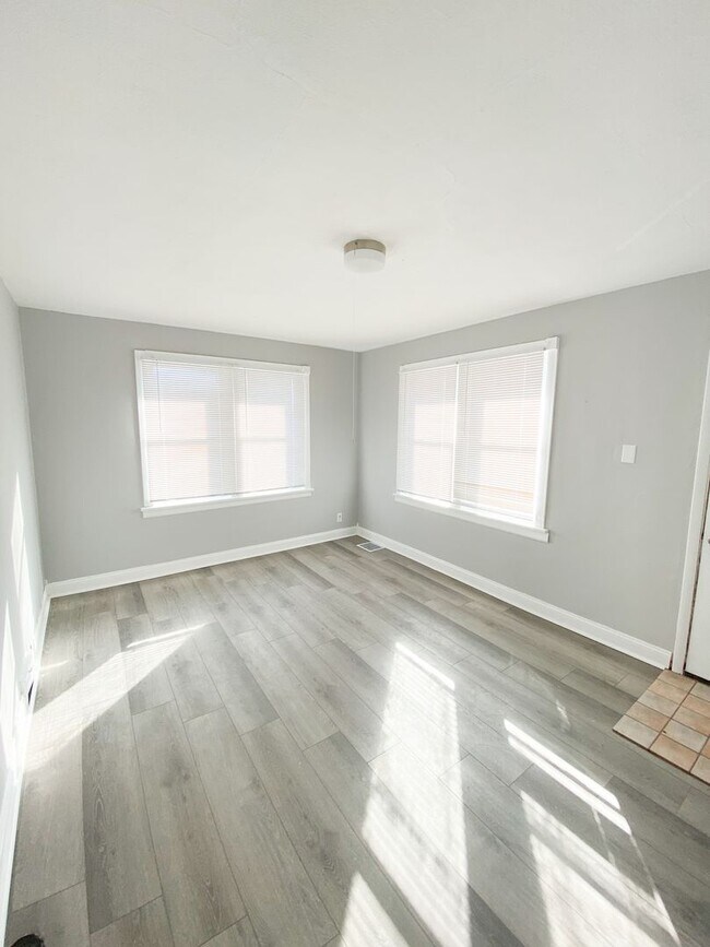 Building Photo - Newly updated 3 bed, 1 bath house with a b...