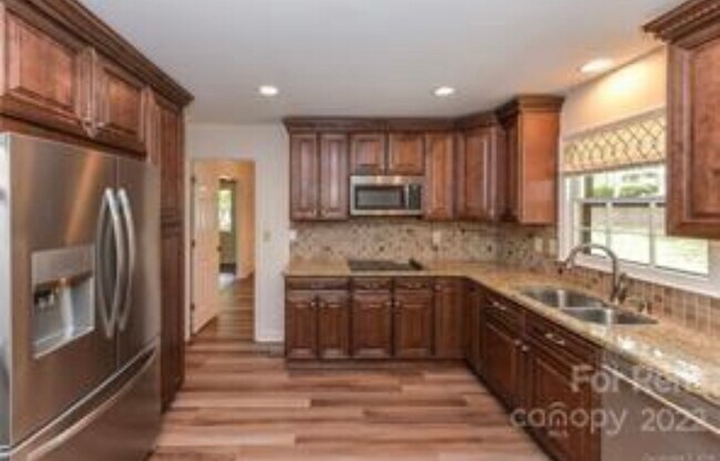 Building Photo - 2630 Fernbank Dr