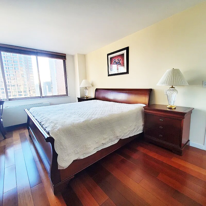 Foto principal - 235 E 40th St