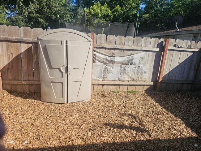 Building Photo - Centrally located unit