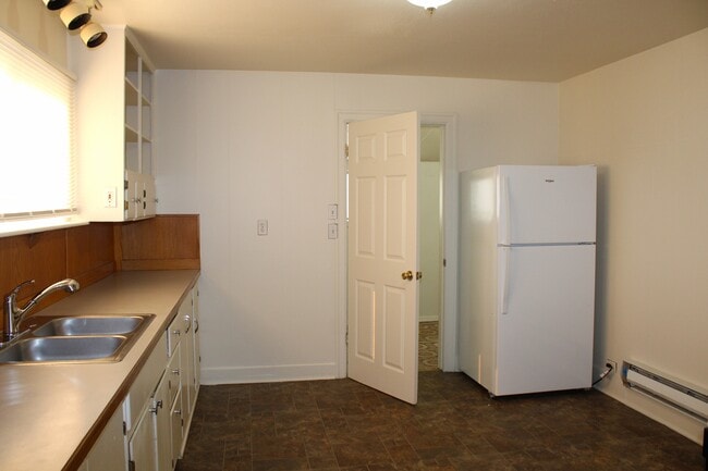 Building Photo - 1080 N Alvin Ct