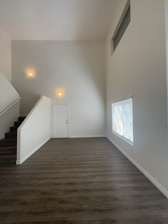 Building Photo - Spacious 3-Bed / 2.5 Bath Oasis: Modern Living in the Heart of Las Vegas!