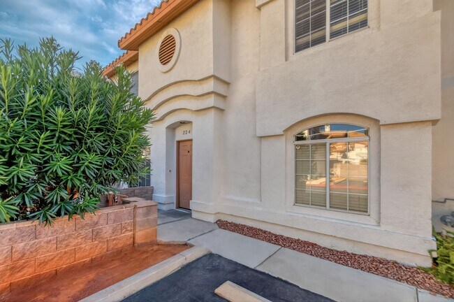 Foto del edificio - MOVE-IN READY 3-BEDROOM TOWNHOME IN SUMMERLIN!
