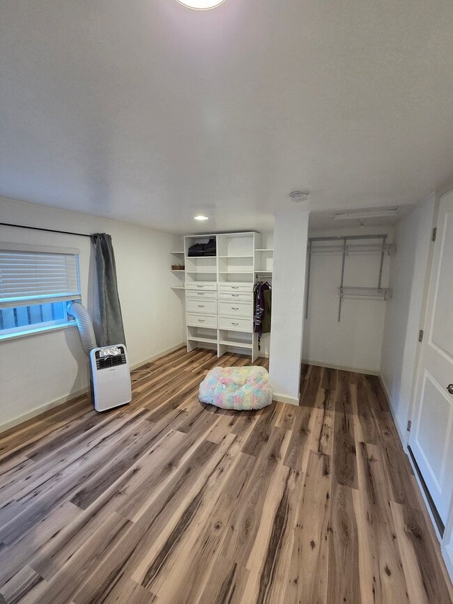 Foto del edificio - Beautiful 3 bd, 1 bath open kitchen/living, large yard, walk through video.