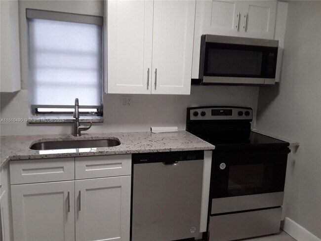 Foto del edificio - 2200 E Hallandale Beach Blvd