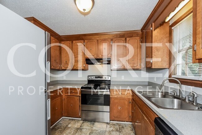Building Photo - Lovely Three Bedroom