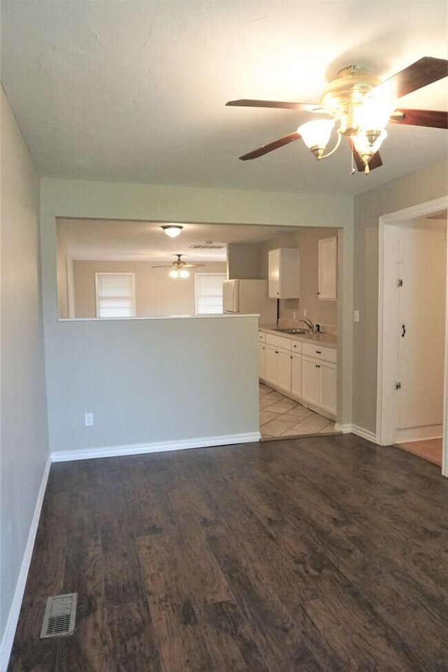 Foto del edificio - 3 Bed 2 Bath 1 Car Garage -The Village NW OKC