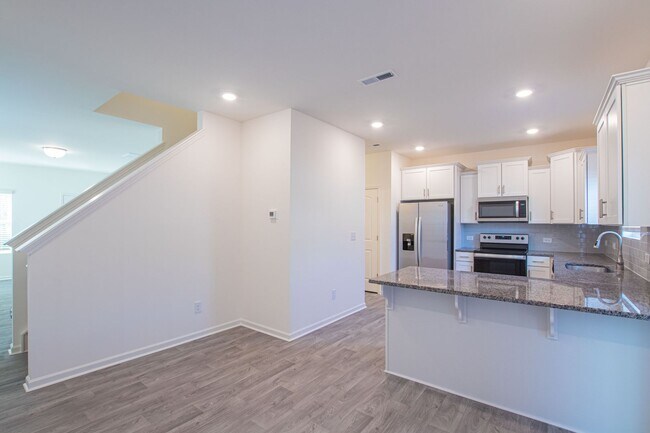 Foto del edificio - BEAUTIFUL 3BD/2.5BTH Townhome in Belmont a...