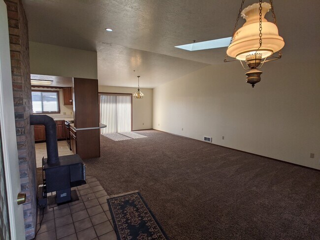 Building Photo - 2 bed 2 bath, 2-car garage, 1940 sq. ft. i...
