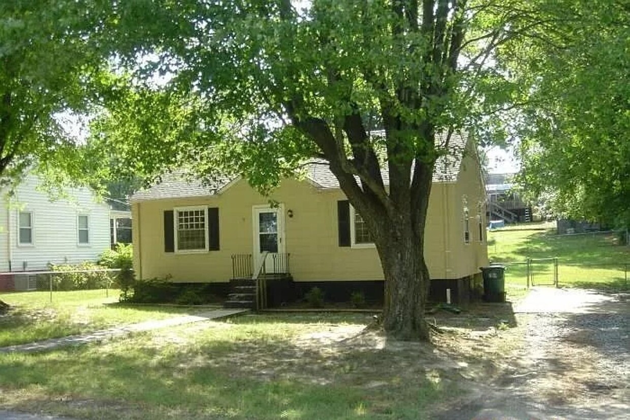 Foto principal - 3 BR / 1 BA Cozy Cape in West End