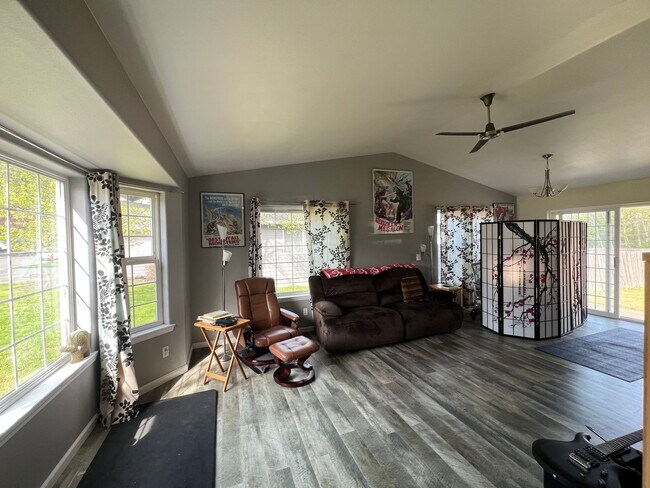 Building Photo - 3 Bedroom 2 Bath Updated Rambler Near Lake...