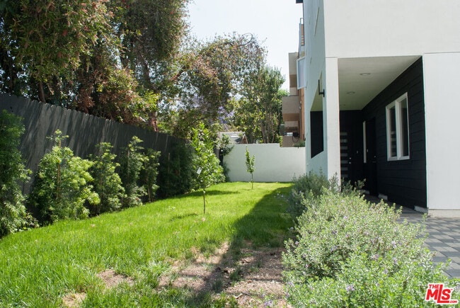 Foto del edificio - 5015 1/2 Marathon St