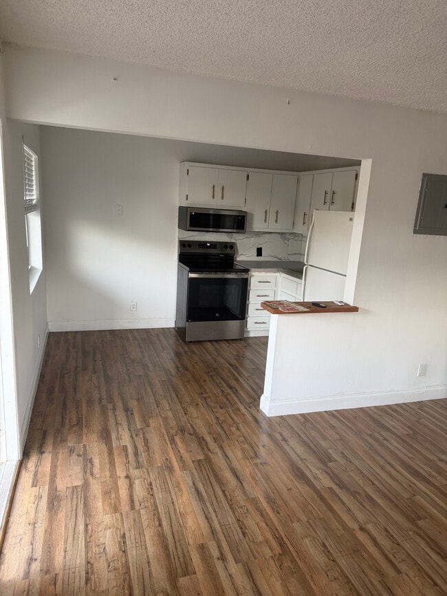 Building Photo - 2829 Van Buren St