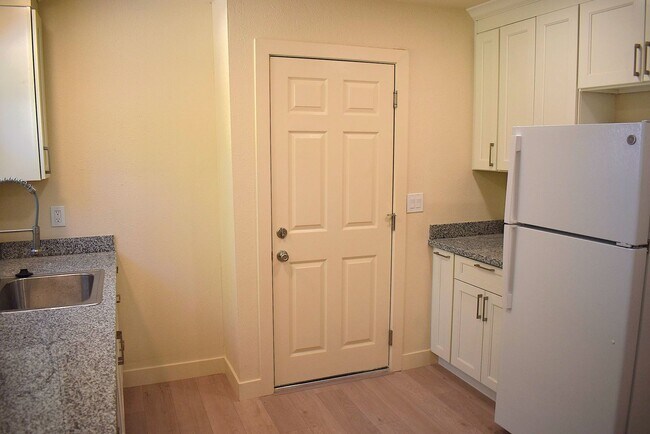 Foto del edificio - Lovely house located close to downtown and the police department with easy access to I-80!