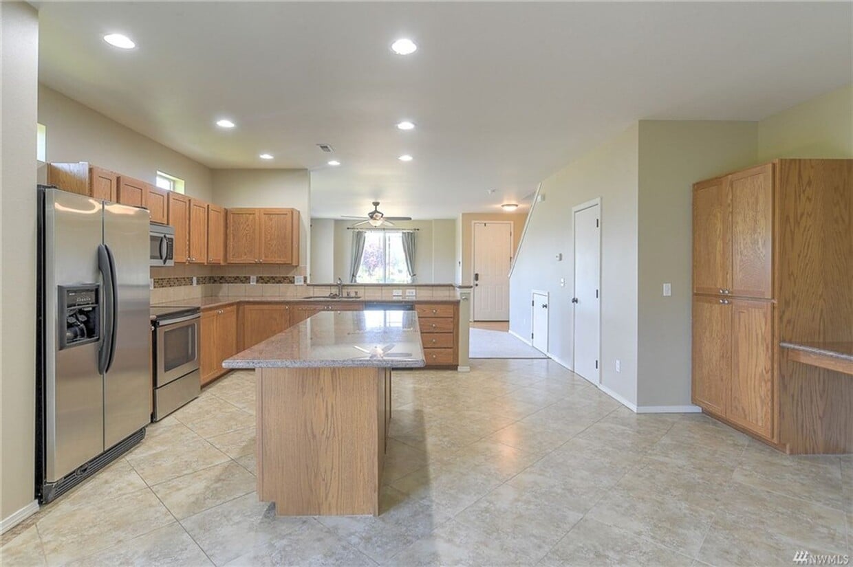 Foto principal - Large Lacey Four Bedroom, Corner Lot, Newl...