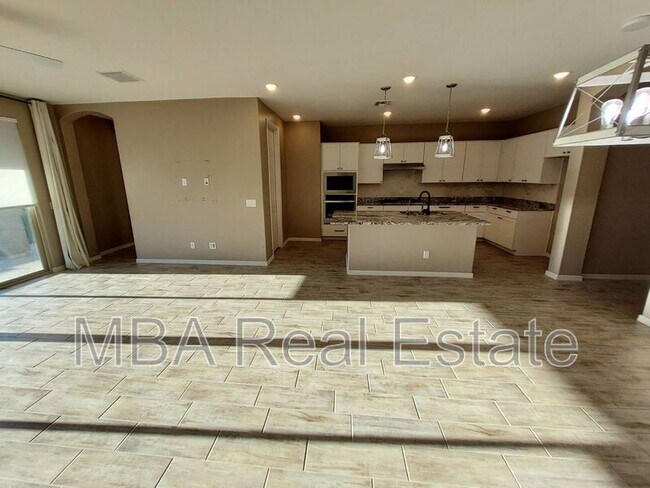 Foto del edificio - 704 N 152nd Dr