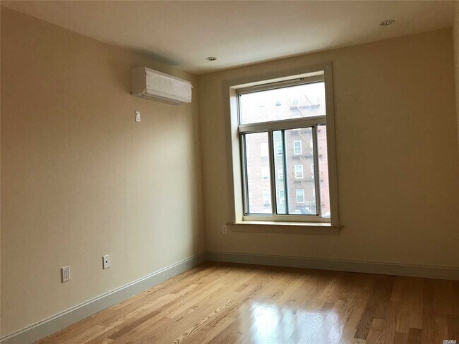 Foto del edificio - 65-38 Austin St