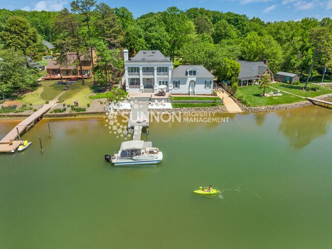 Building Photo - Fully Furnished Luxury Lakefront Getaway!