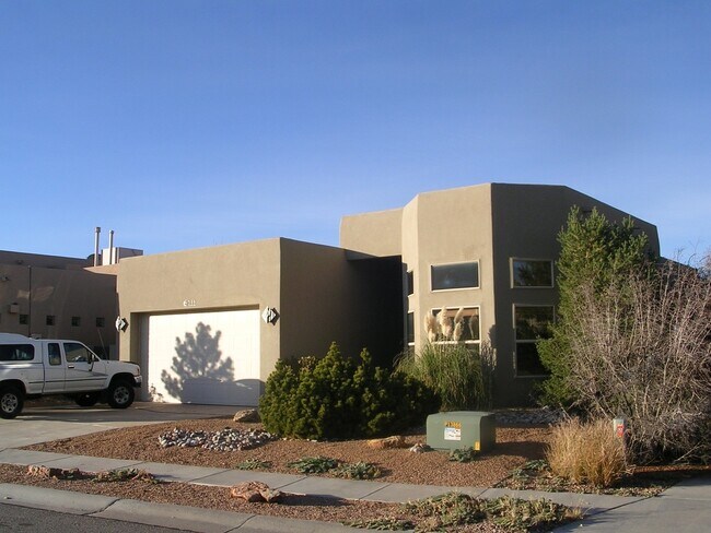 Foto del edificio - 6411 Consuelo Point St NE