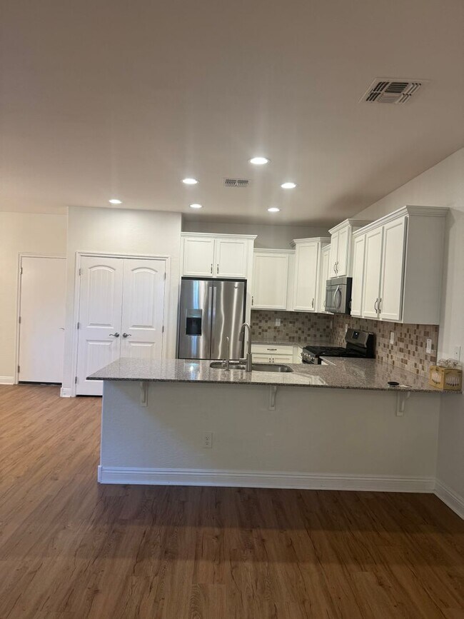 Building Photo - 3 BEDROOM IN VERRADO IN BUCKEYE