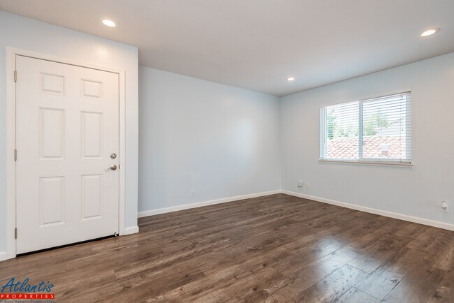 Building Photo - 738 S 10th St