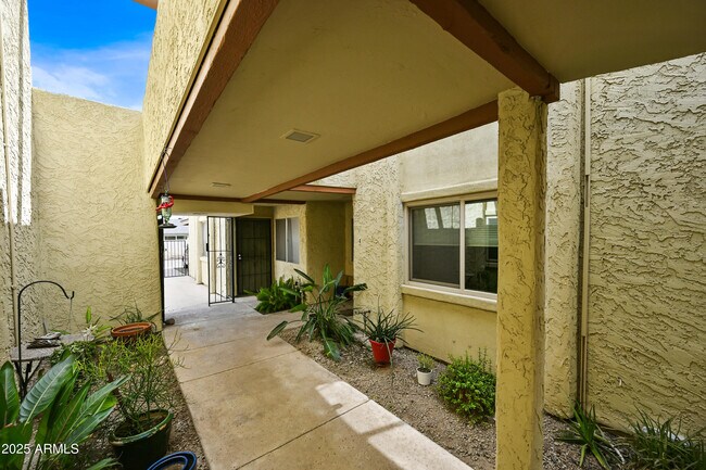Building Photo - 6943 E Earll Dr