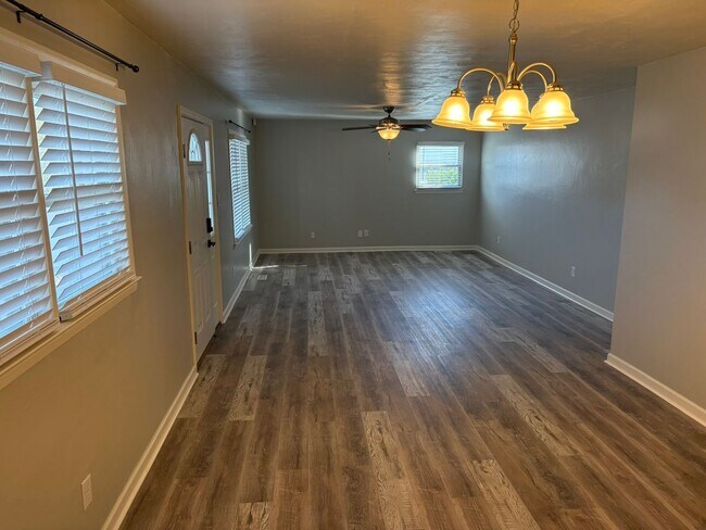 Foto del edificio - Beautiful updated home with new flooring and fresh paint