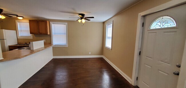 Foto del edificio - 3 Bedroom with open living room/kitchen/dining area, all on one floor including laundry!
