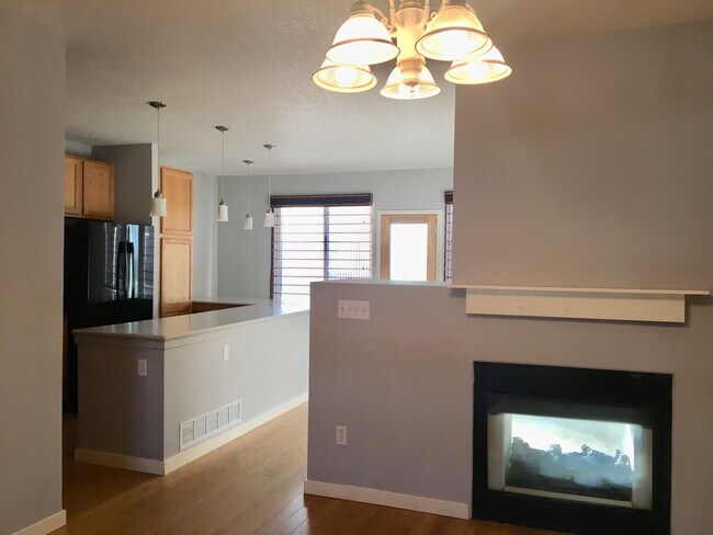 Building Photo - Gorgeous and Spacious Townhome in Waneka L...