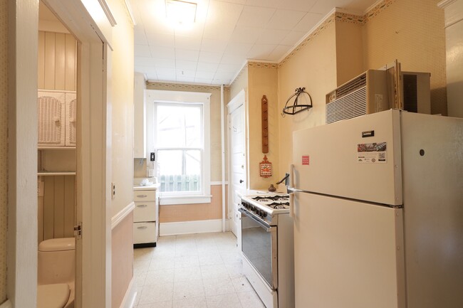 downstairs kitchen - 728 S Pugh St