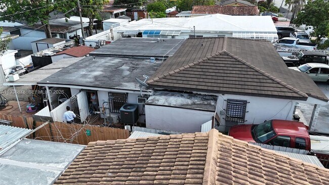 Foto del edificio - 825 E 9th Ln