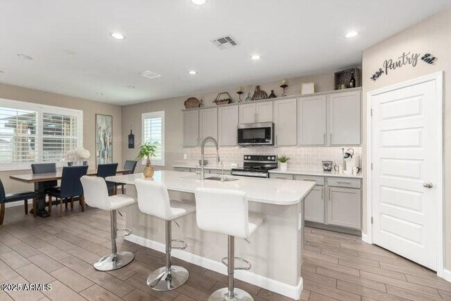 Foto del edificio - 1297 E Chillingham Rd