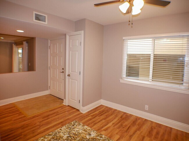 Foto del edificio - 2BD/2BA Dual Master Condo of secured building in highly sought after Boutique Bella Capri building.