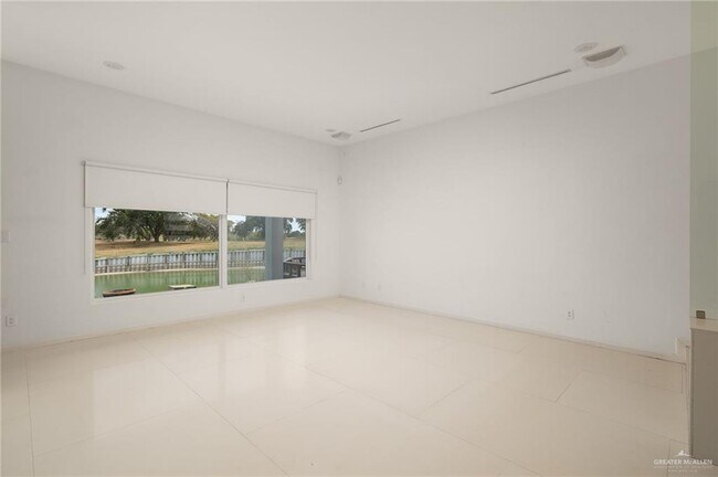 Building Photo - 404 Sabine St