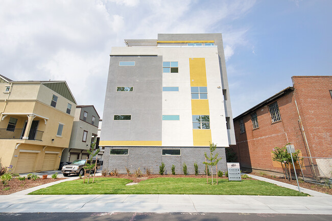 Building Photo - The Flats at the Mill at Broadway