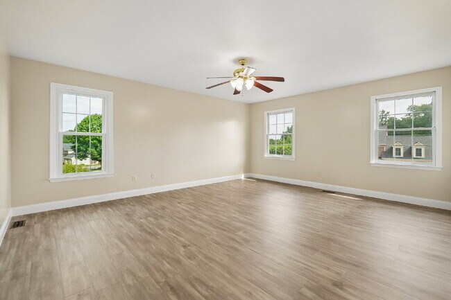 Foto del edificio - Beautifully updated and spacious 5-bedroom, 3.5-bath home for rent in the heart of Woodbridge